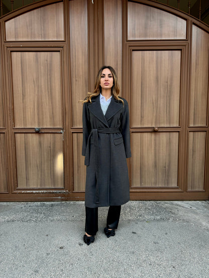 Lång kappa i mörkgrått med bälte
