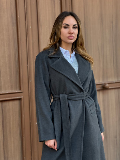 Lång kappa i mörkgrått med bälte