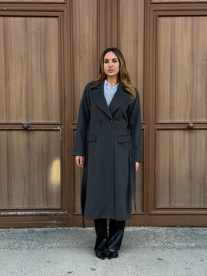 Lång kappa i mörkgrått med bälte