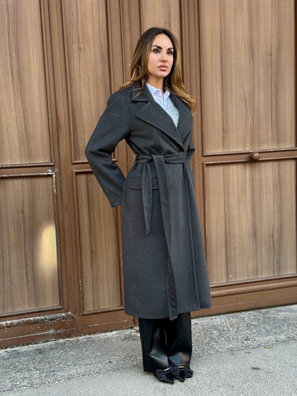 Lång kappa i mörkgrått med bälte