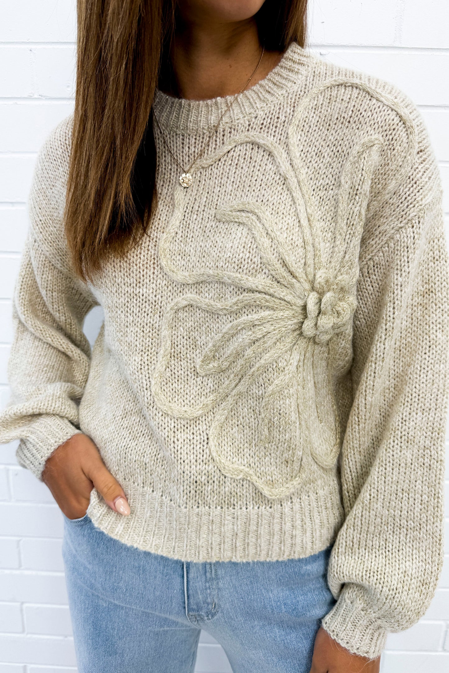 Stickad tröja med blomma