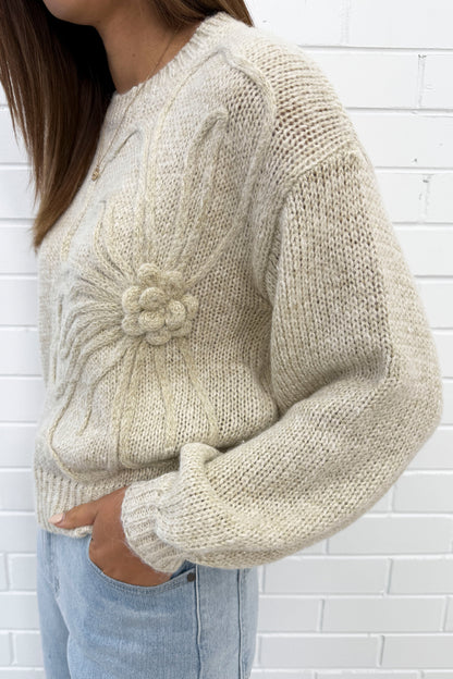 Stickad tröja med blomma