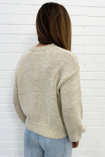 Stickad tröja med blomma