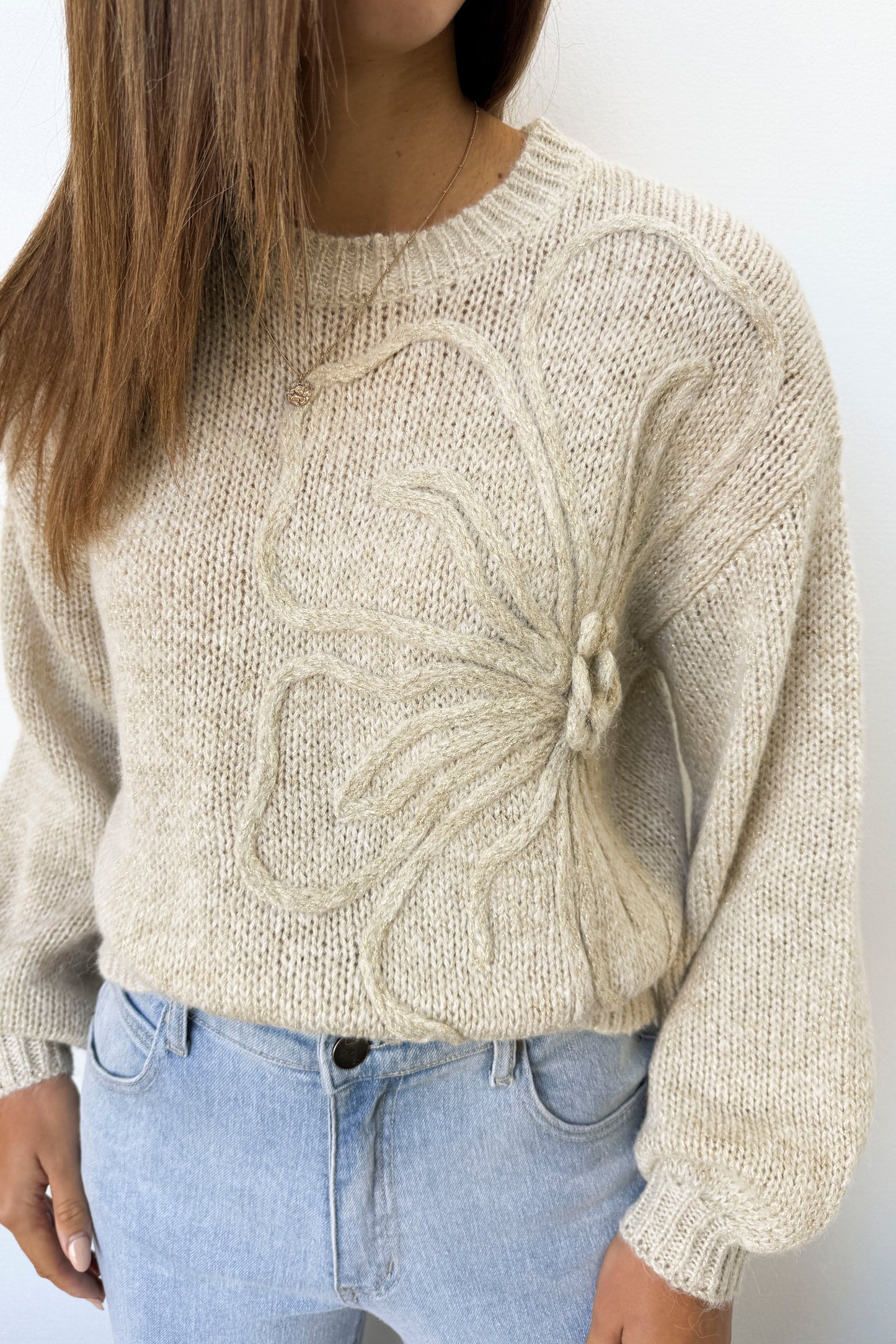 Stickad tröja med blomma