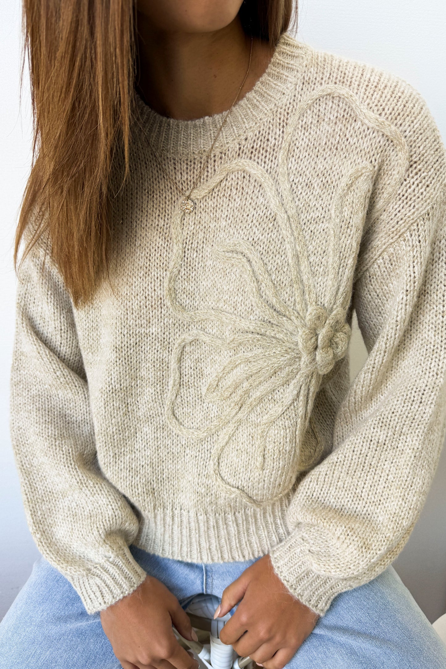 Stickad tröja med blomma