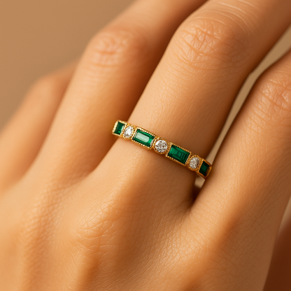 Elegant guldring med gröna detaljer