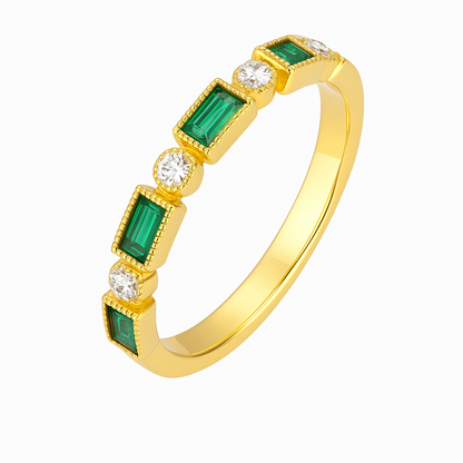 Elegant guldring med gröna detaljer