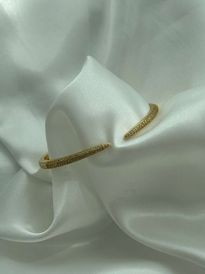 Elegant öppen armring