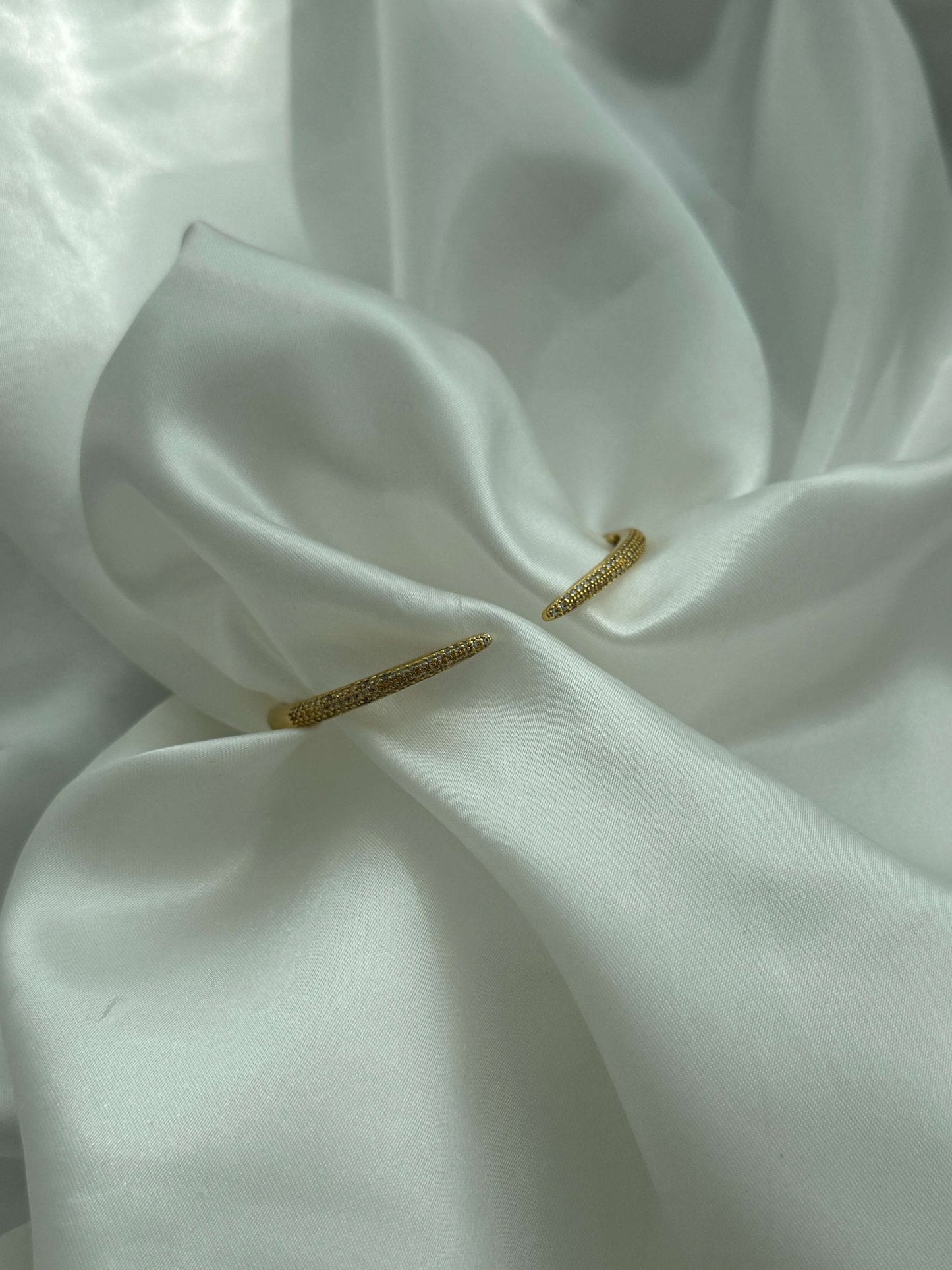 Elegant öppen armring