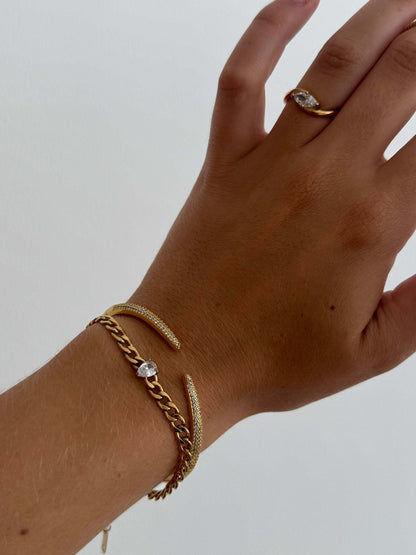 Elegant öppen armring