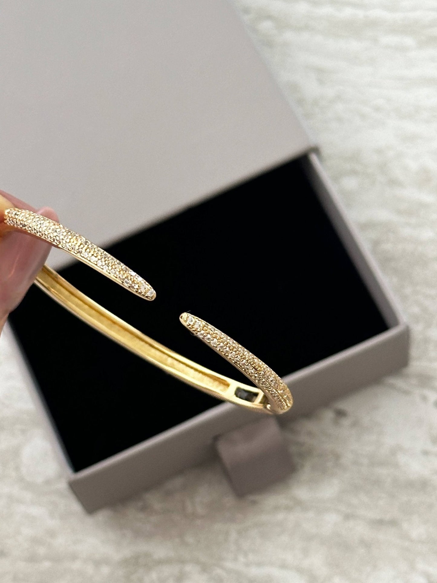 Elegant öppen armring