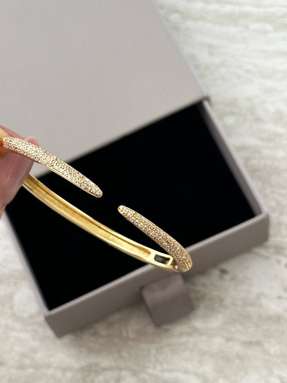 Elegant öppen armring