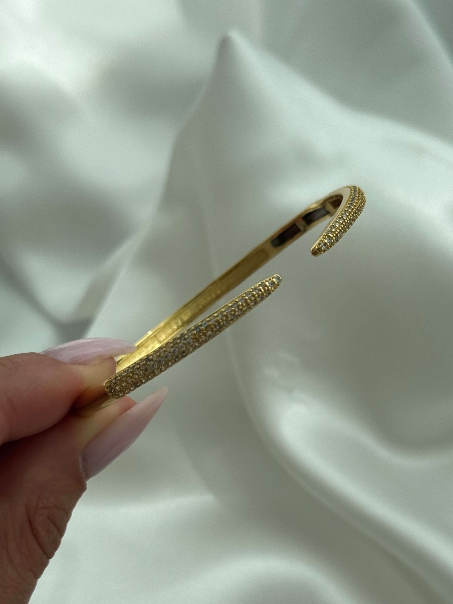 Elegant öppen armring